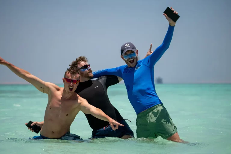 Kiters heureux dans les eaux de la Mer Rouge