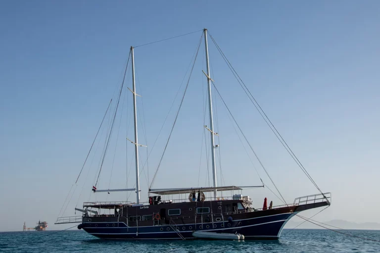 Voilier sur les eaux de la Mer Rouge