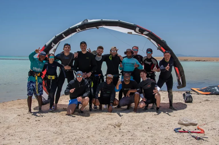 Groupe de kiters sur la plage en Égypte