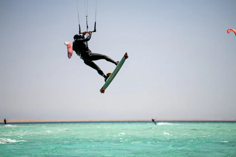 Kiter en jump croisière kitesurf Égypte