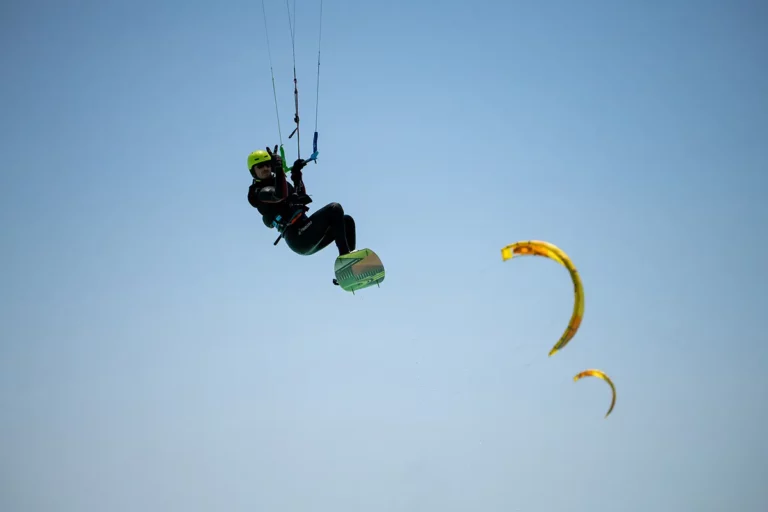 Riders kitesurf en vol au-dessus de la Mer Rouge
